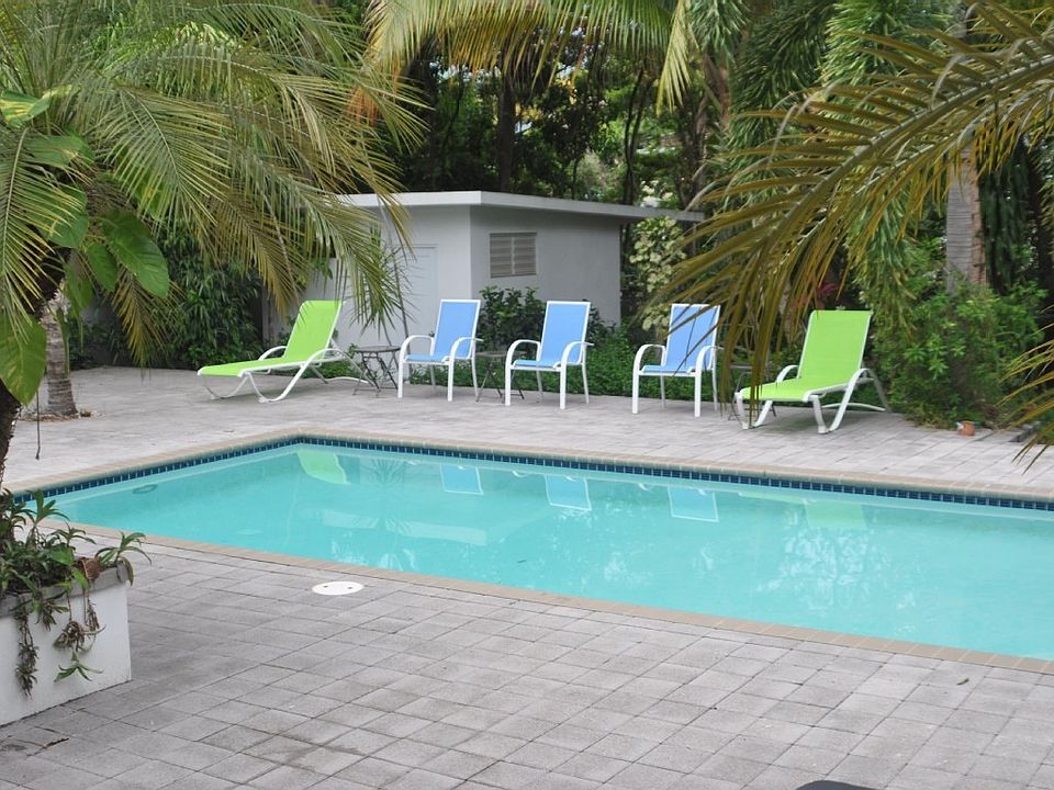 Large pool with new pump, chairs incl