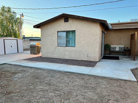 1-bedroom apartment in back of primary home with private entrance and private driveway.