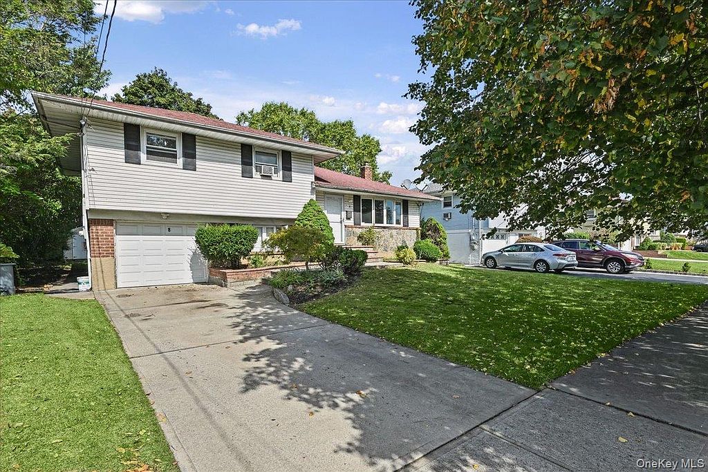 3-bedroom house for sale in Hicksville