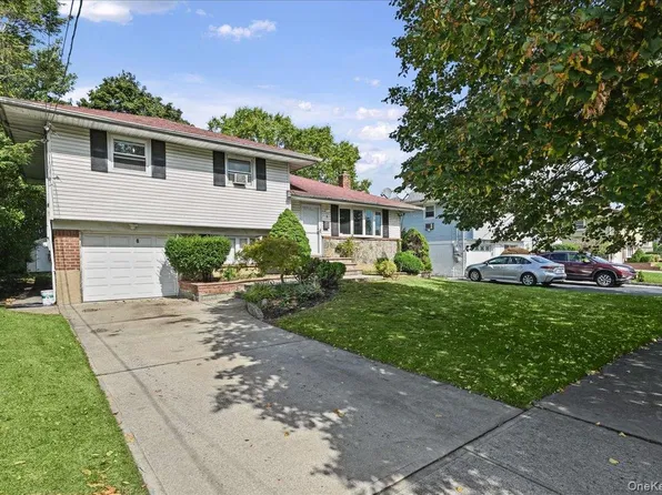 8 Evers Street, Hicksville, NY 11801