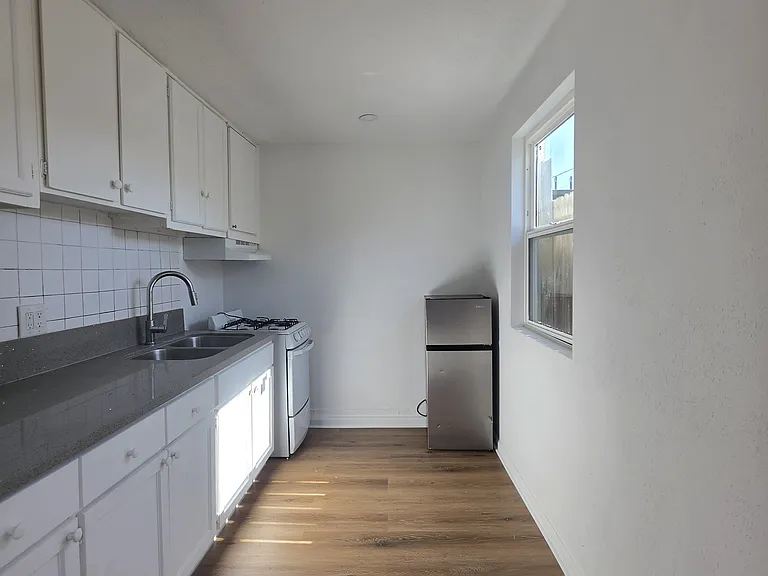 822.5 W 76th St — Photo 8