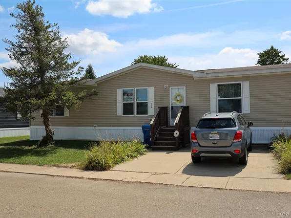174 Suzanne Blvd, White Lake, MI 48386