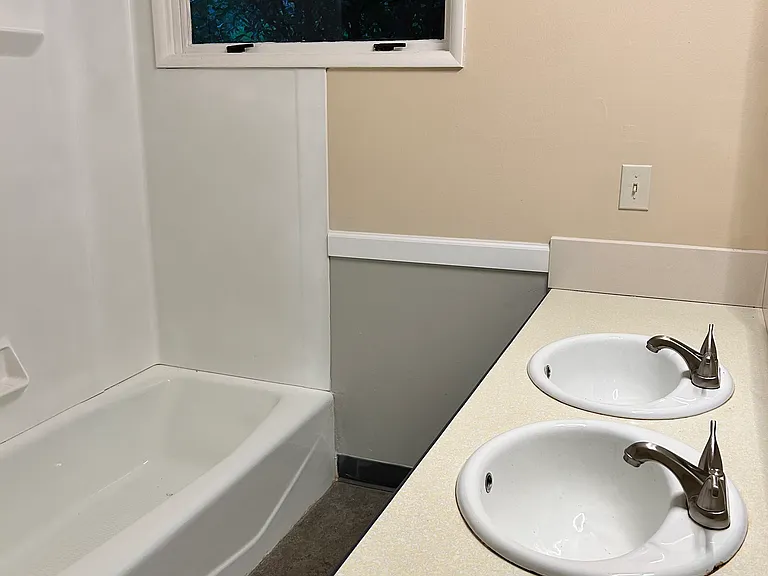 Full bathroom (upstairs)