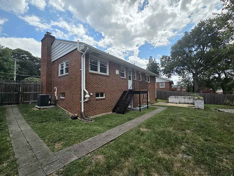 7020 Quander Rd — Photo 33