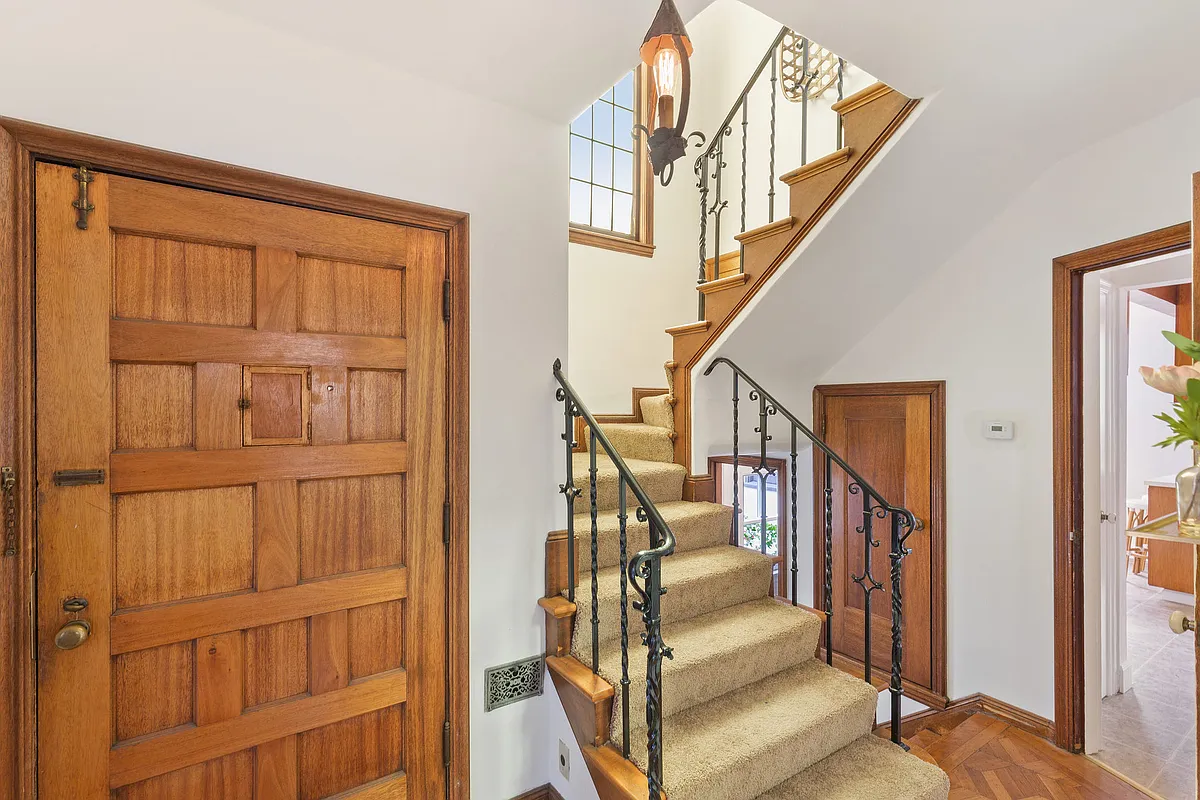 Front door Staircase - Virginia St