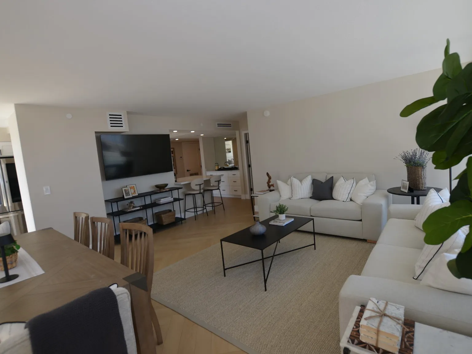 3 bed, 1333 sqft, $8,500 — Photo 3