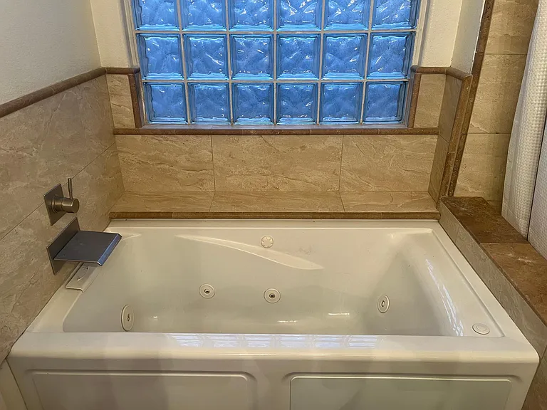 Jacuzzi tub
