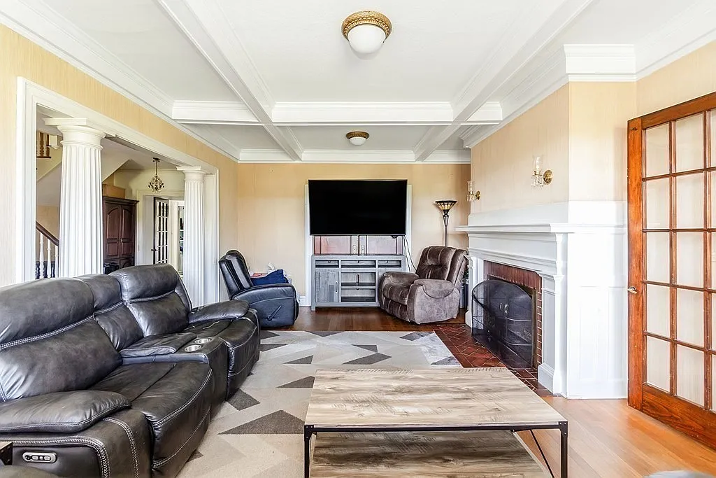 6 bed, 3713 sqft, $850 — Photo 3