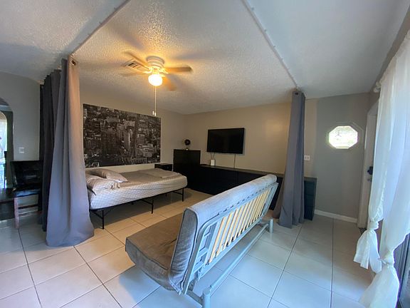 4th image of 800 SE 18th St #10