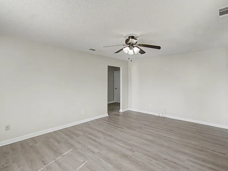 1651 Latham Ct — Photo 5
