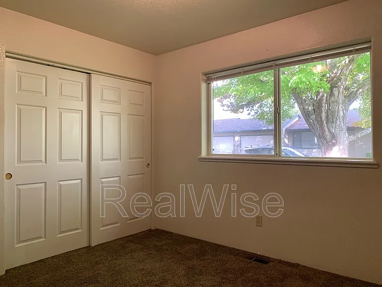 249 SW Rogue River Ave #D — Photo 10