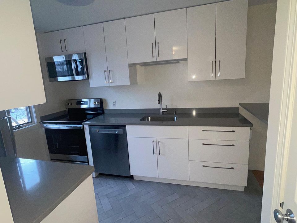 Nice view of the cabinets with the pristine finish and quartz countertop