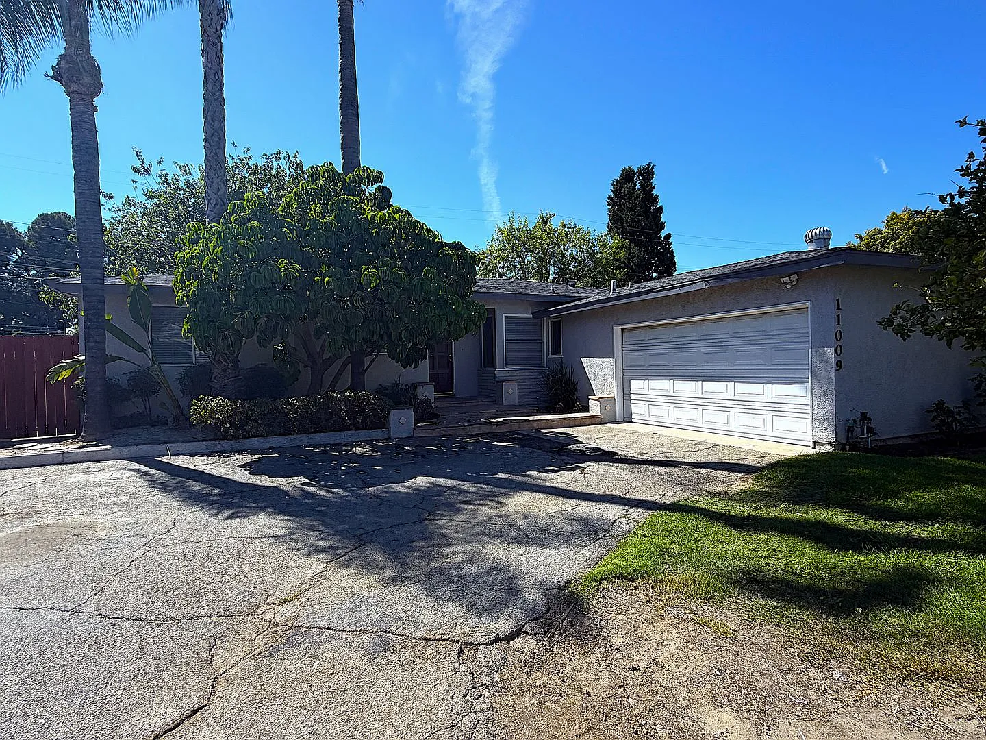 Gorgeous 4bed/2bth Single Family Home In Quiet Area Of Granada Hills — Photo 1