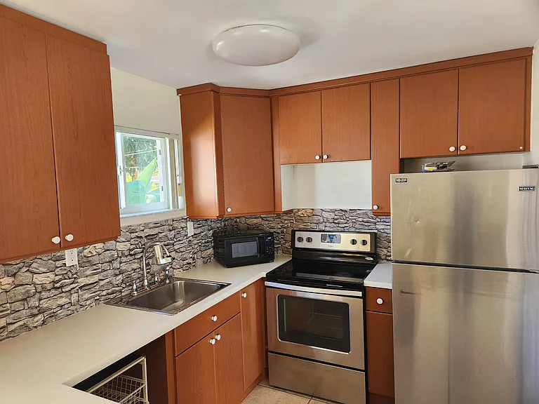 2310 Dewey St — Photo 3