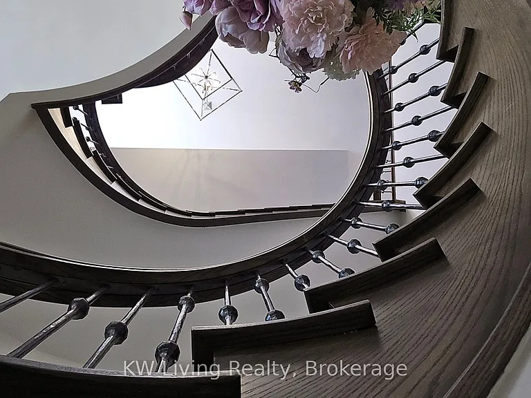 92 Giardina Cres — Photo 37