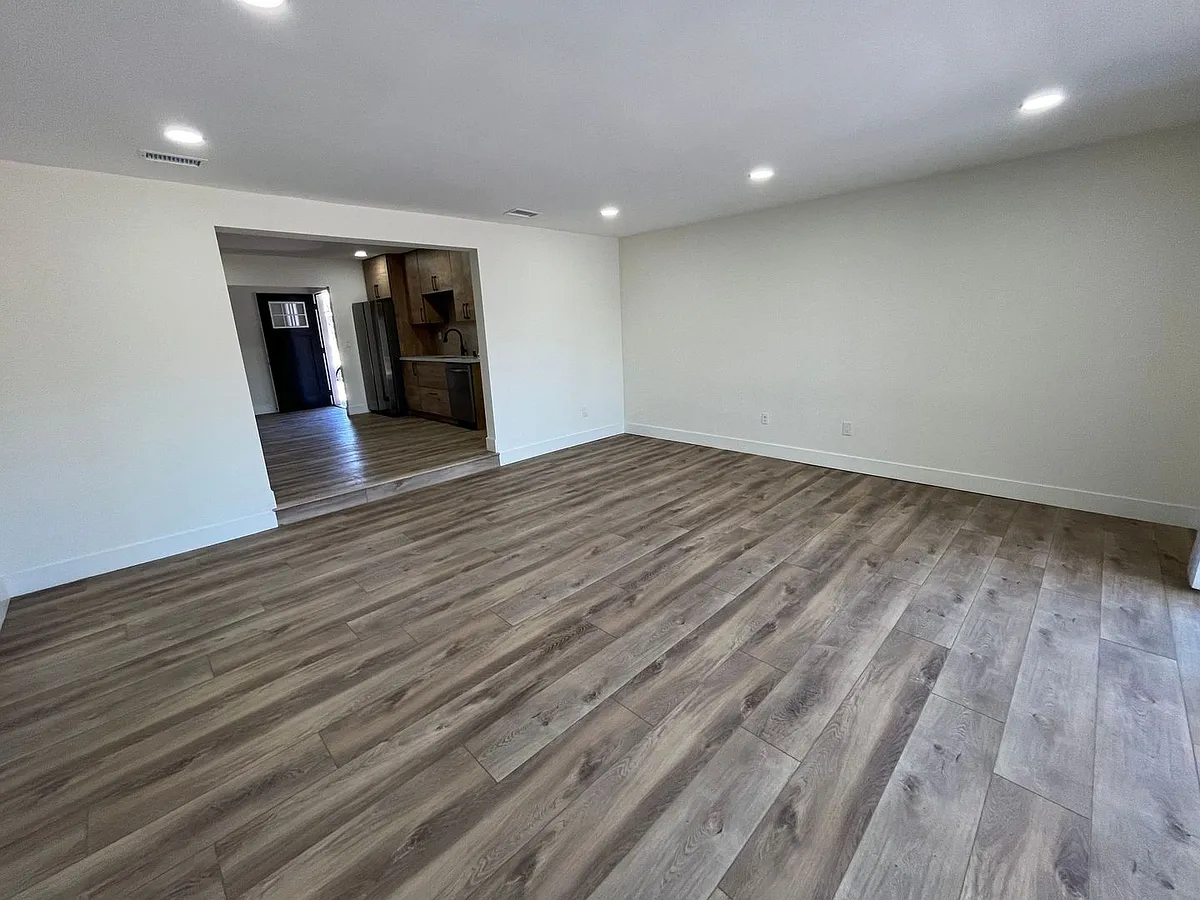 Building Photo - 5244-5244 E Falls View Dr #101