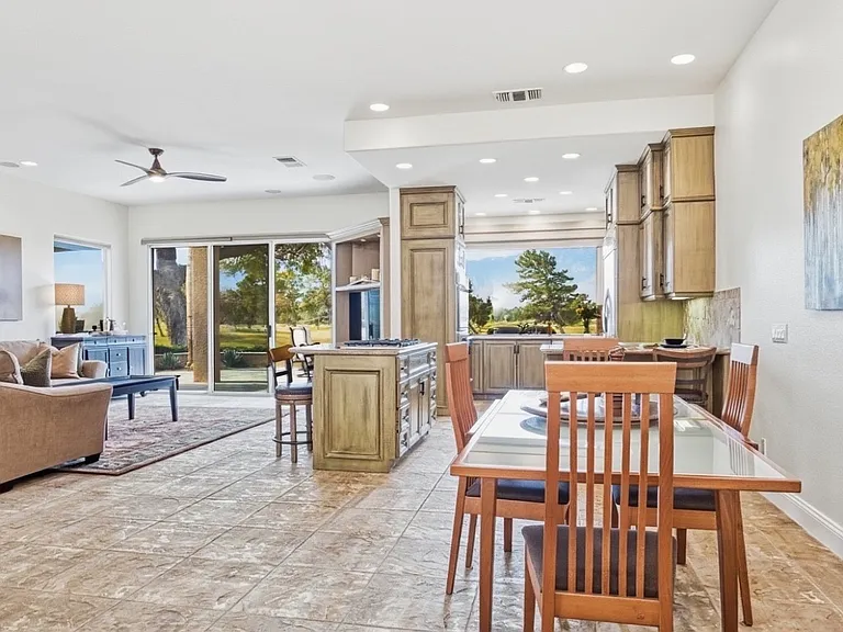42 Colonial Dr — Photo 8