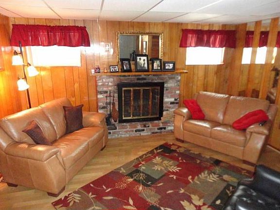 Family Room w Fireplace