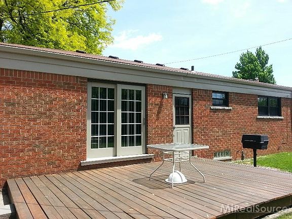 3rd image of 31519 Louise Dr