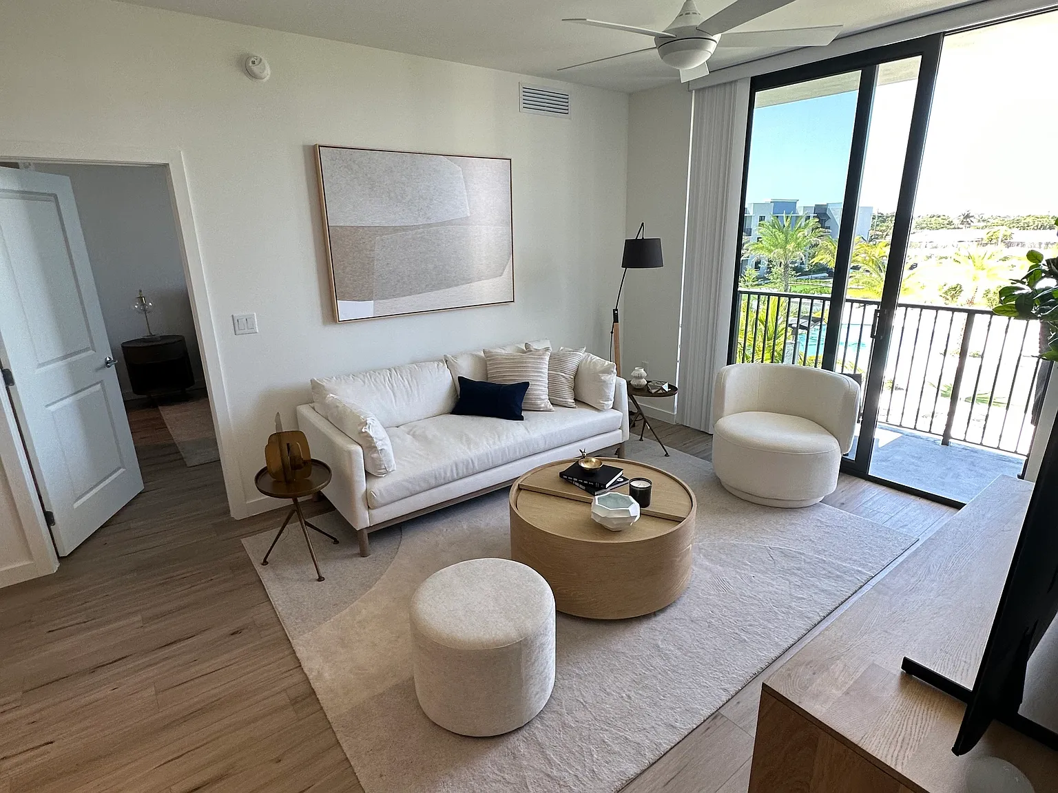 2 bed, 981 sqft, $2,480 — Photo 2