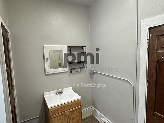 5th image of 601 1/2 Monroe Ave #27