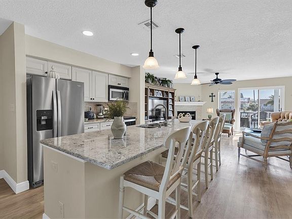 3rd image of 641 Garland Cir