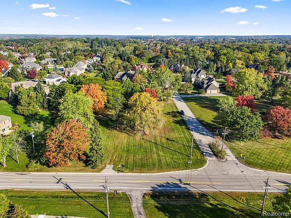 3rd image of 48100 Powell Rd