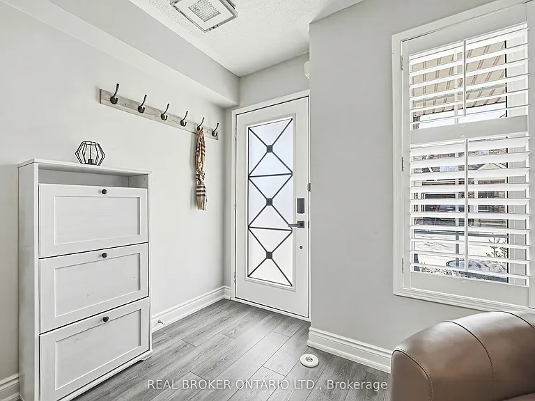 2259 Seton Cres — Photo 2