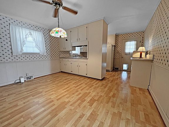 3rd image of 165 Laramie Cir