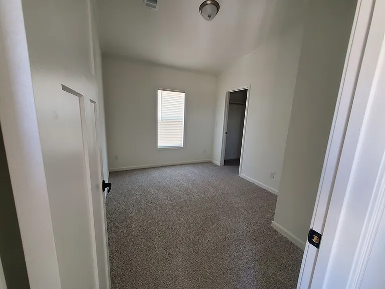 Dwelling at New Braunfels — Photo 35