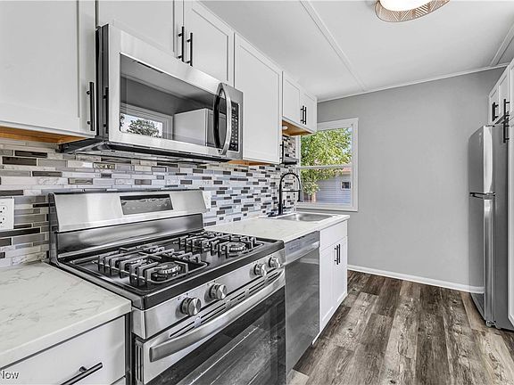 3rd image of 576 Franklin Ave