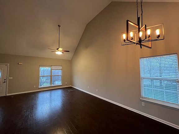 3rd image of 828 Carmen Way