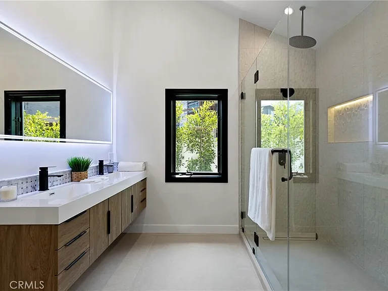 6016 N Woodlake Ave — Photo 14