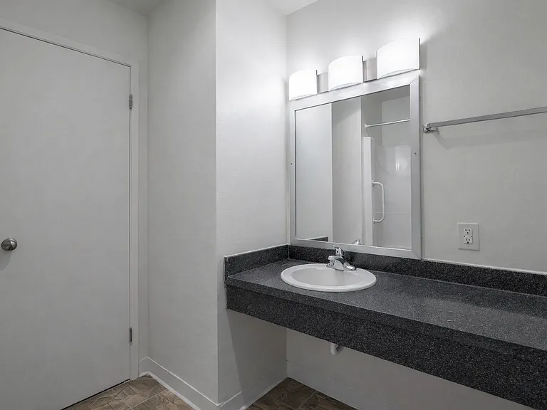 North Arch Village Apartments — Photo 38