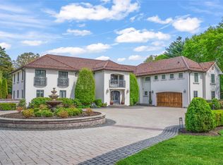 84 S Woods Rd, Woodbury, NY 11797
