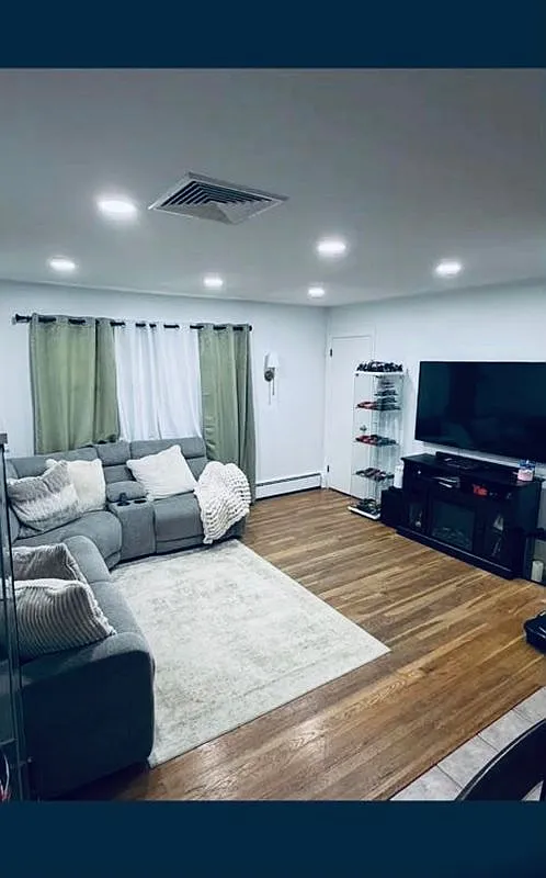 2 bed, 1.0 bath, 994 sqft, $2,800 — Photo 1