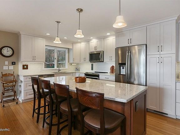 4th image of 4496 Laurel Dr