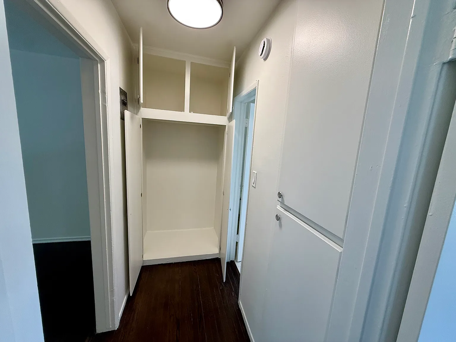 5525 Carlton Way Apartments — Photo 4