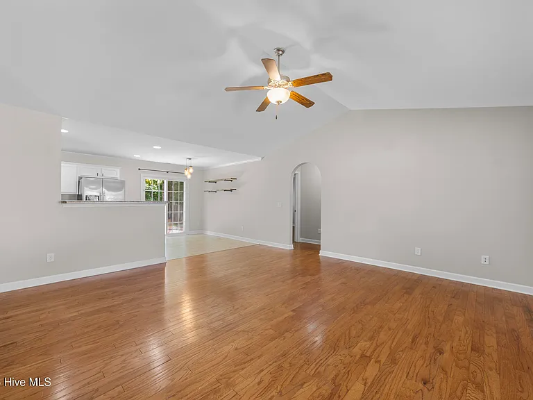 421 Ridgeway Dr — Photo 10