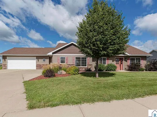 2203 Rolling Green Ln, North Mankato, MN 56003