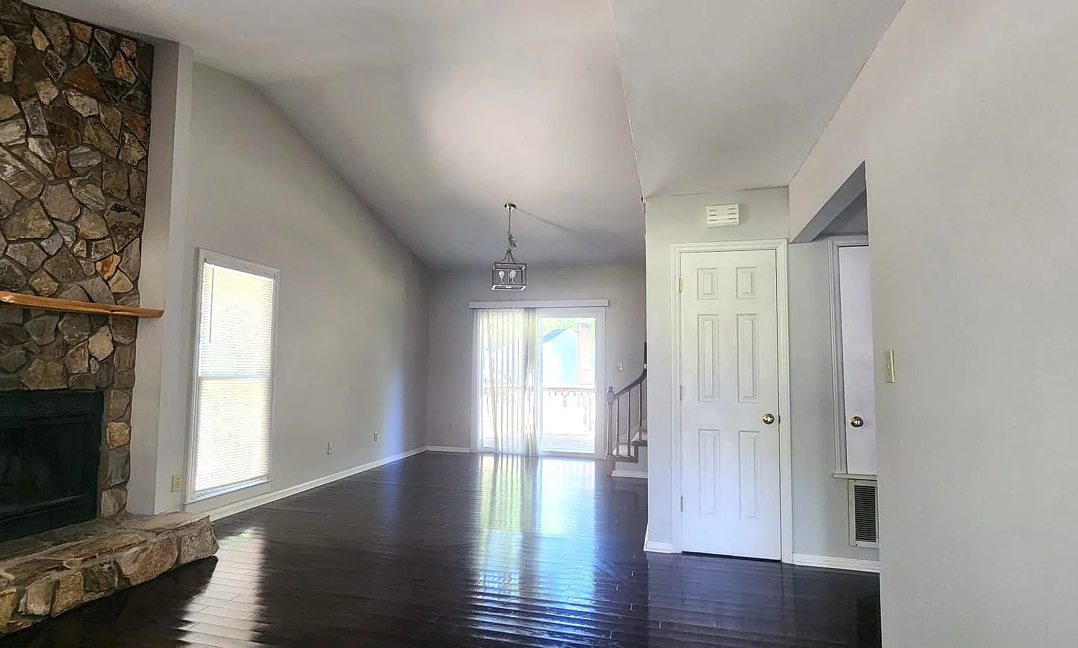 3 bed, 1368 sqft, $2,450 — Photo 3