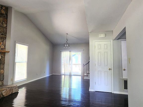 3rd image of 3317 Windsor Dr