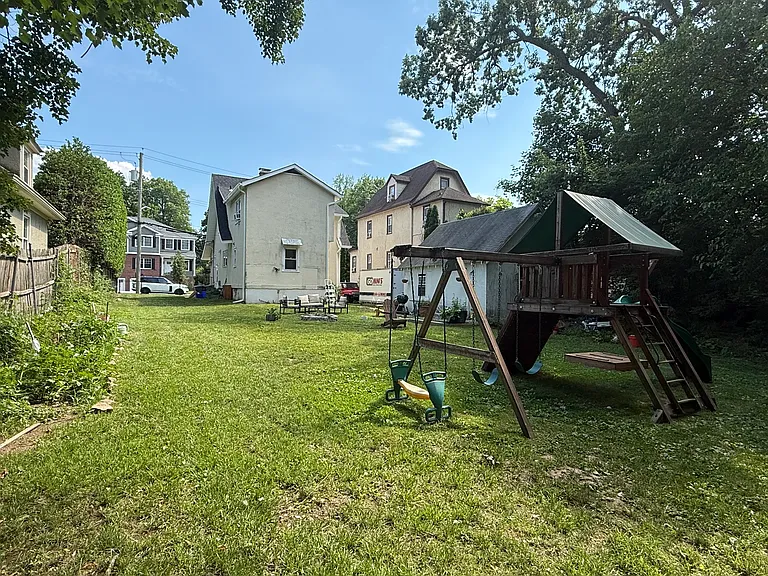 18 Webster Ave — Photo 10