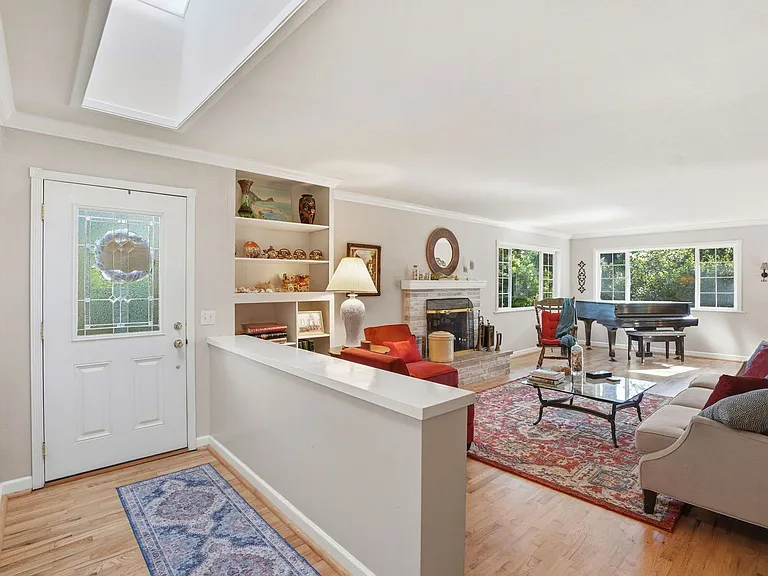 241 Soledad Dr — Photo 4