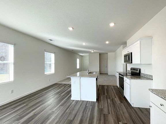 4th image of 403 Covington Cv