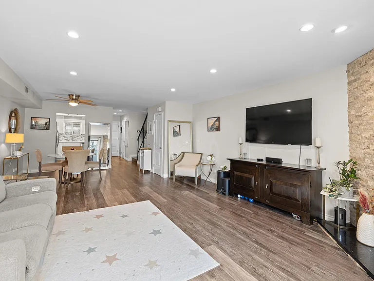 545 E Cypress Ave #F — Photo 12