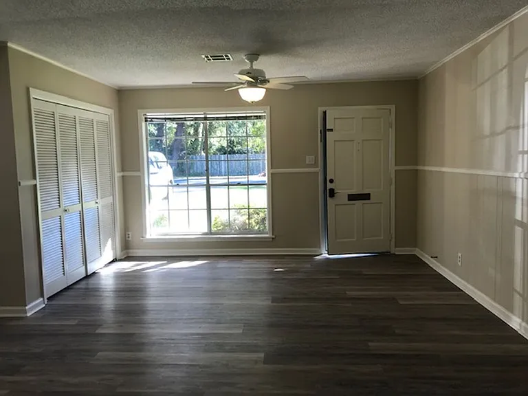2504 Kenmore St — Photo 2