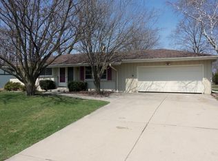 6932 W Chapman Ave, Greenfield, WI 53220