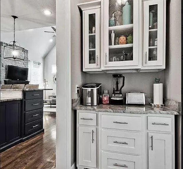 421 Trailwood Cir — Photo 5