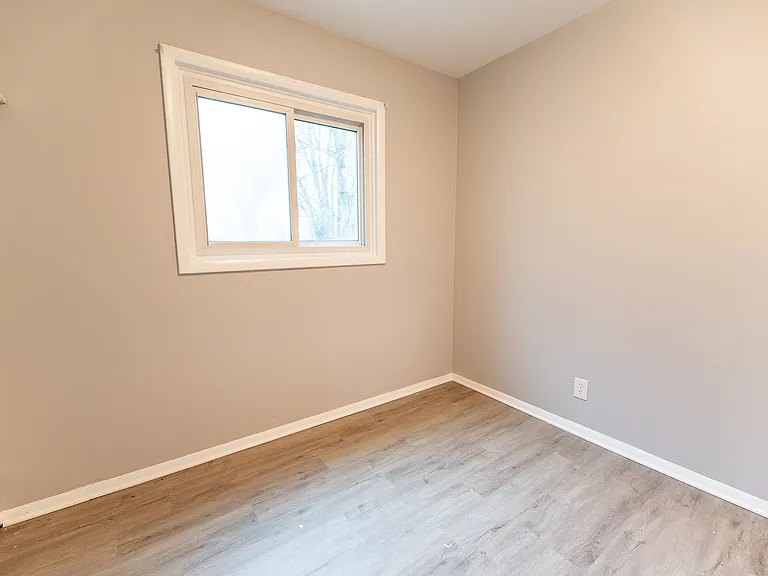 23072 Lauren Ave — Photo 9